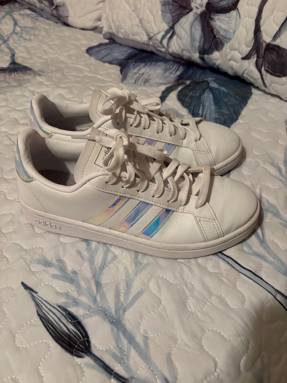 adidas White Women's Sneakers with Iridescent Three Stripes size 7.5 in excellen